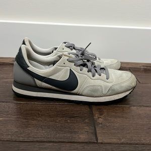 Mens Nike Air size 10.5 GUC. Minor wear and blemishes. See photos.